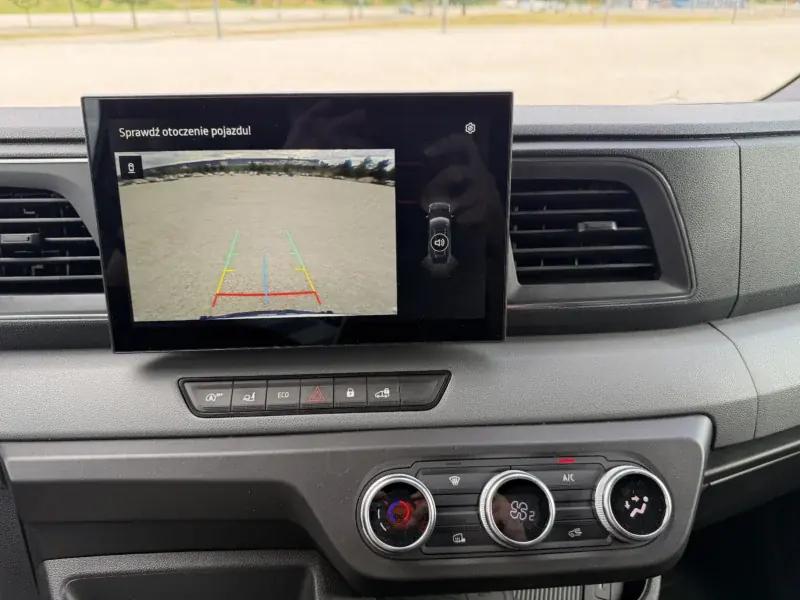 Ekran multimedialny z obrazem kamery cofania w kabinie Renault Master