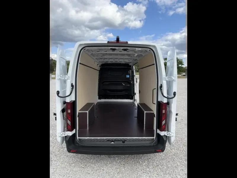 Renault Master z otwartymi tylnymi drzwiami i pustą przestrzenią ładunkową