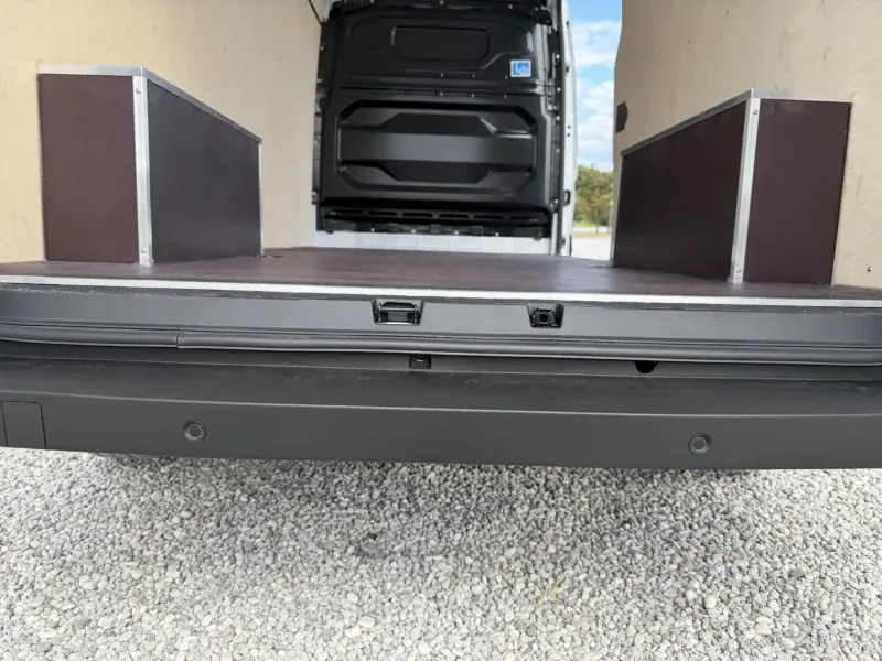 Tylny zderzak i próg załadunkowy Renault Master z bliska